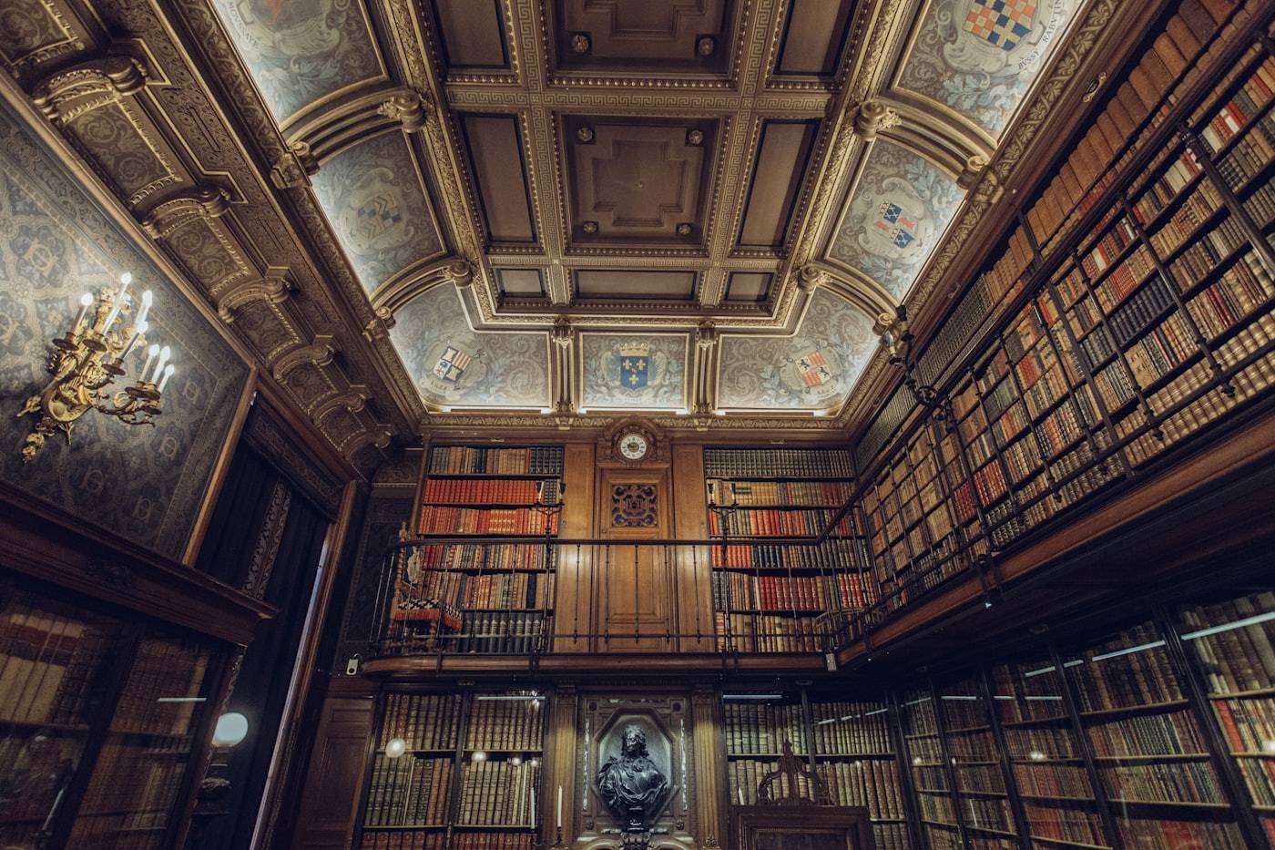 Acervo de una biblioteca histórica bajo una cúpula dorada