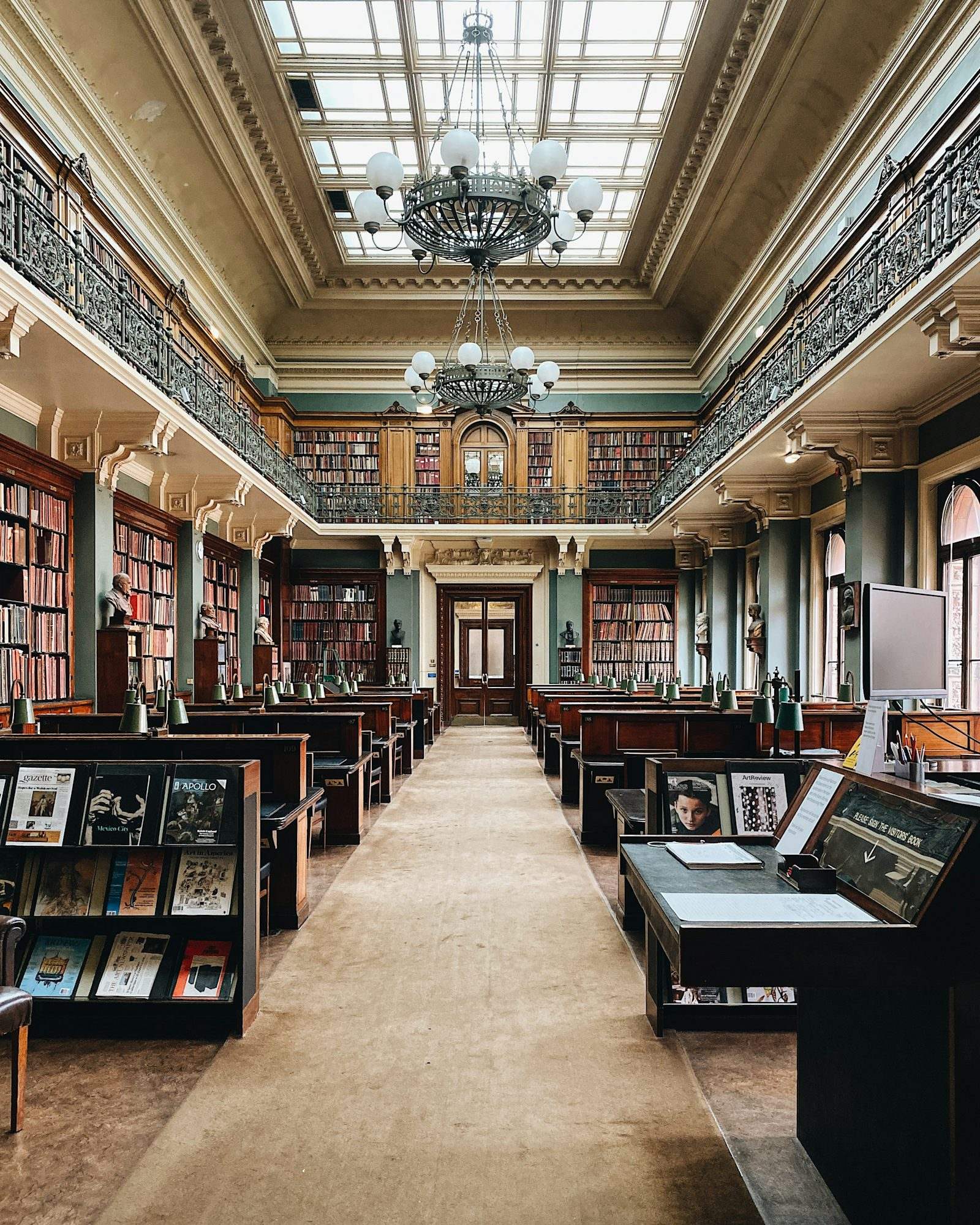 Sala de lectura de una biblioteca institucional con lectores en sus mesas